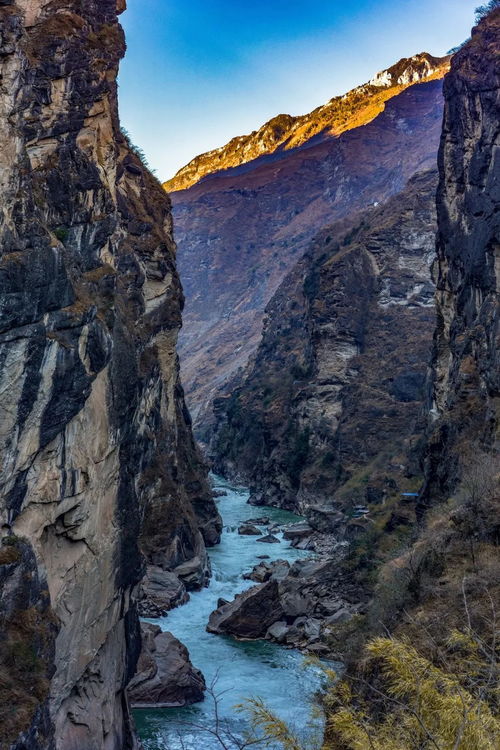 虎跳峡回应摄影师悬崖石缝拍照事件，安全意识需加强，景区呼吁文明游览