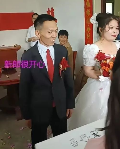 婚礼现场新郎台上掏出手机记录